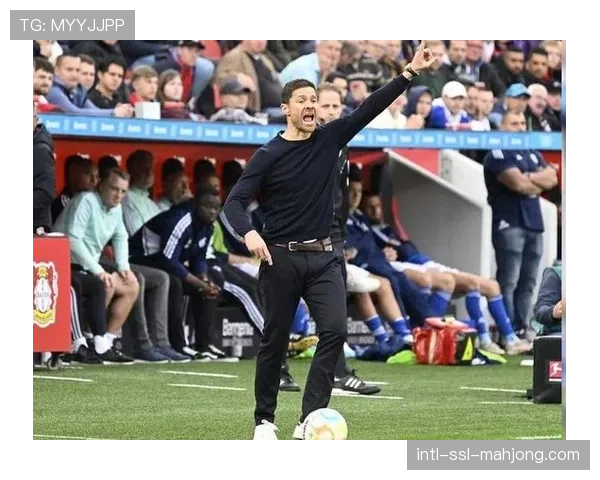 战术板：深度分析哈维-阿隆索如何用战术调整限制拜仁的进攻。